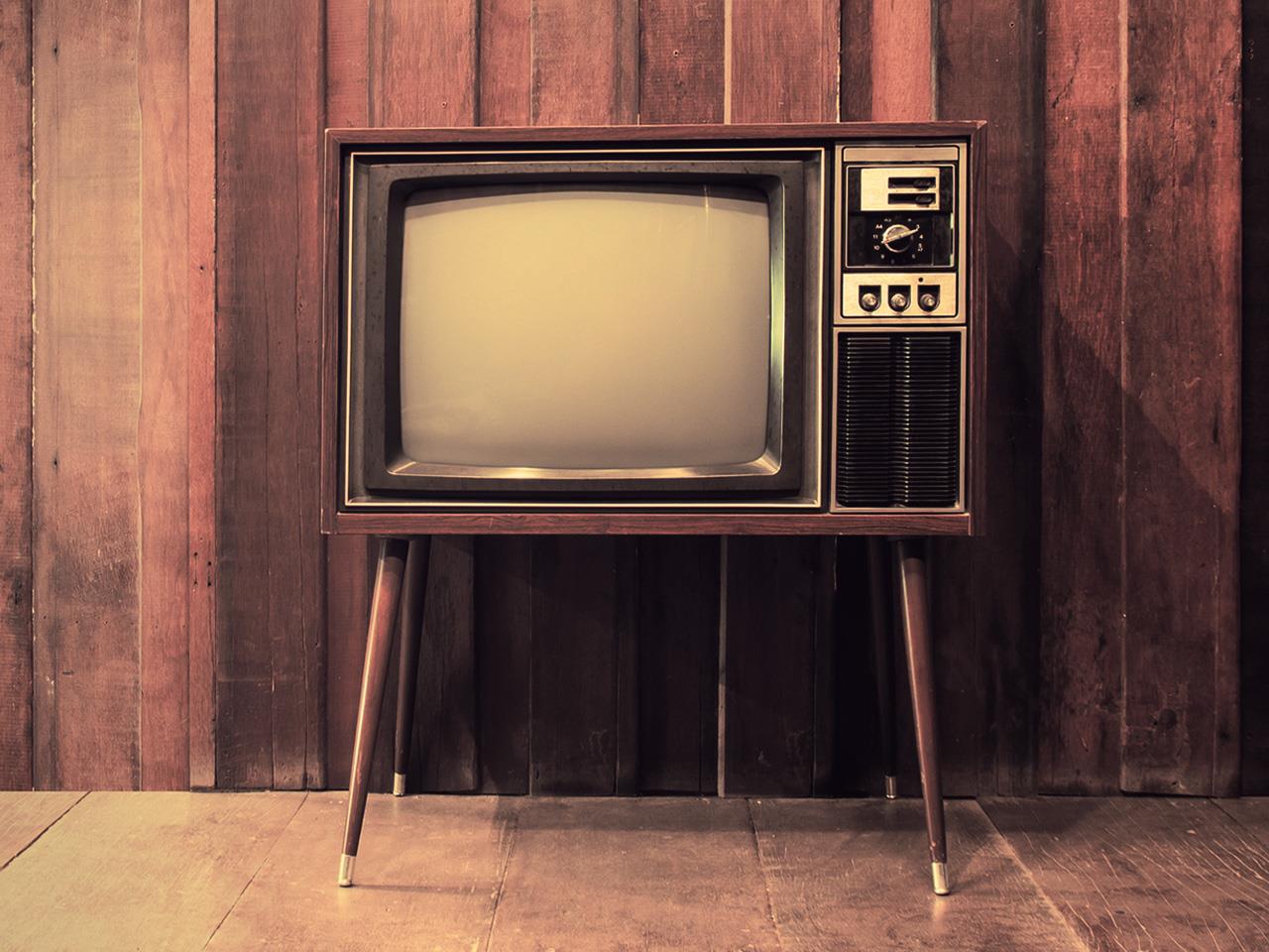 Старый телевизор на тумбе