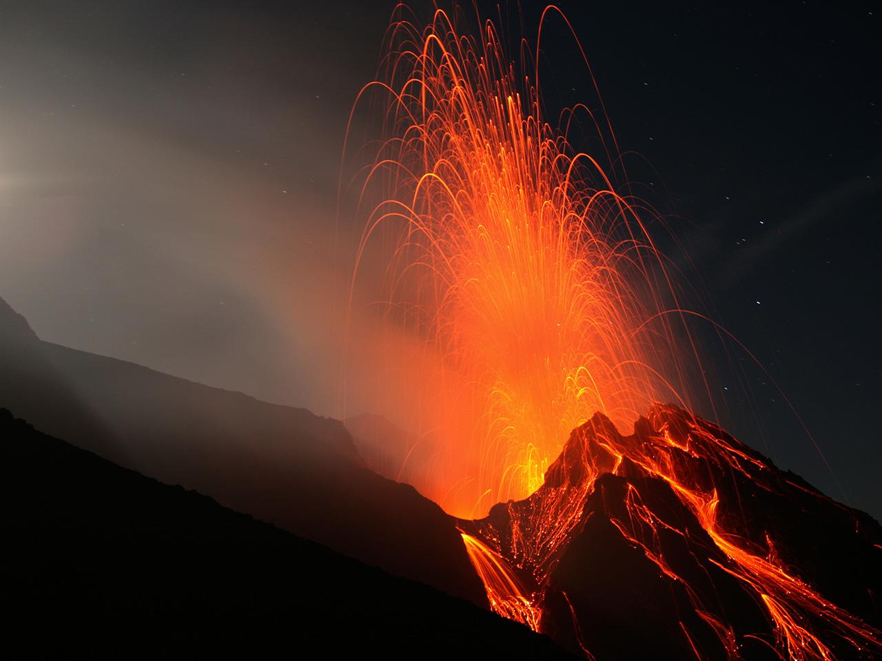 How Do Shield Volcanoes Erupt   5560257 1280 178959158 Night Eruption At Stromboli Volcano L 