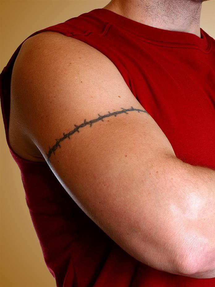 barbed wire bicep tattoo