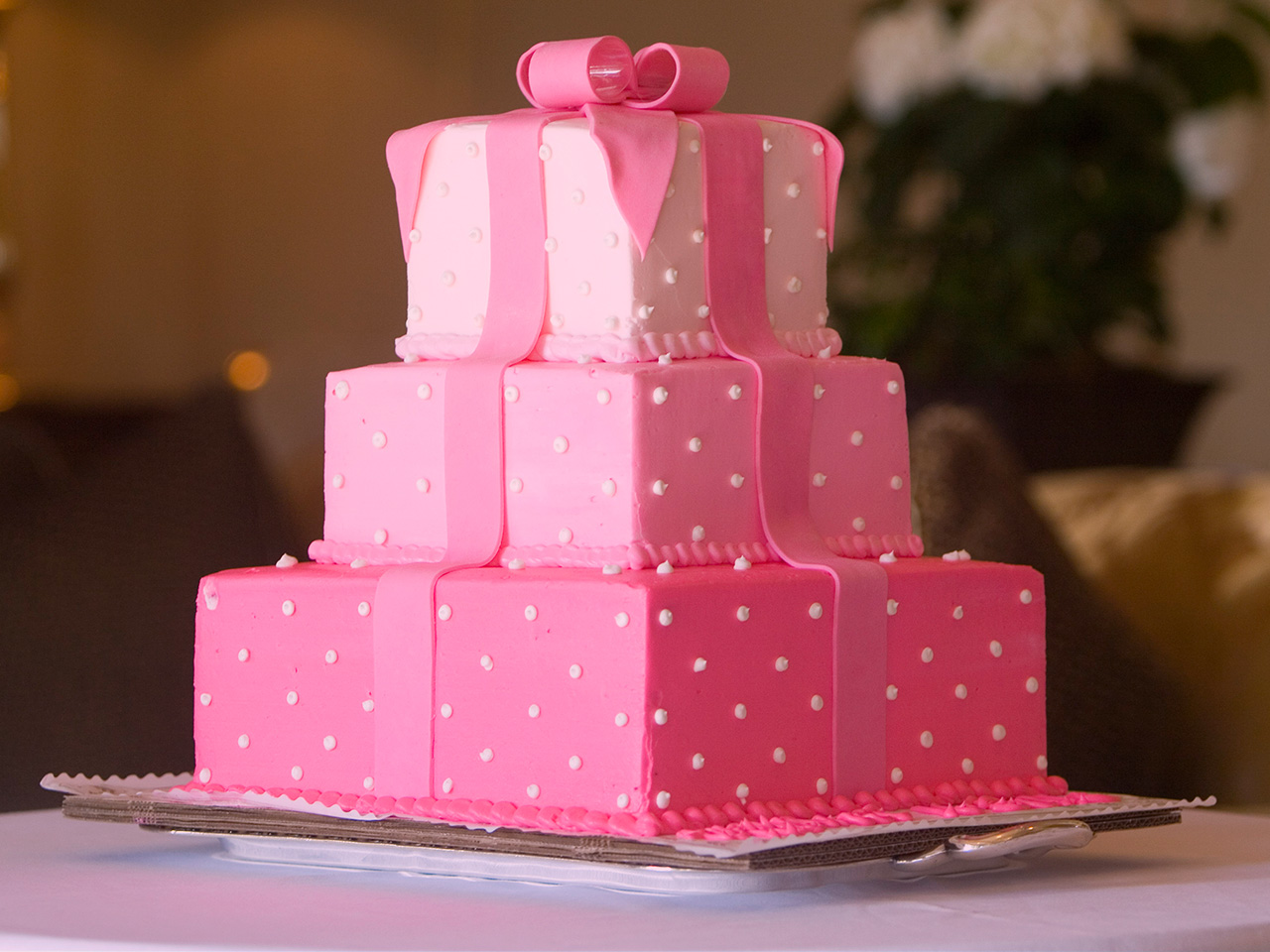 Розовый торт многоярусный на день рождения