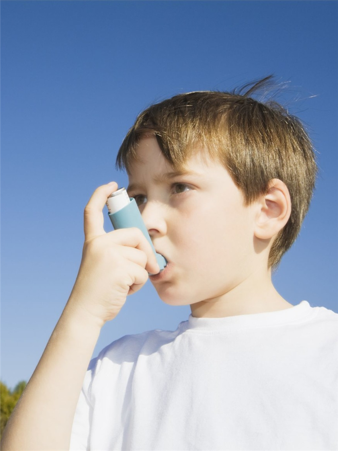 Астма в детстве. Бронхиальная астма. Мальчик с астмой. Пацаны с бронхиальной астмой. Человек с ингалятором.